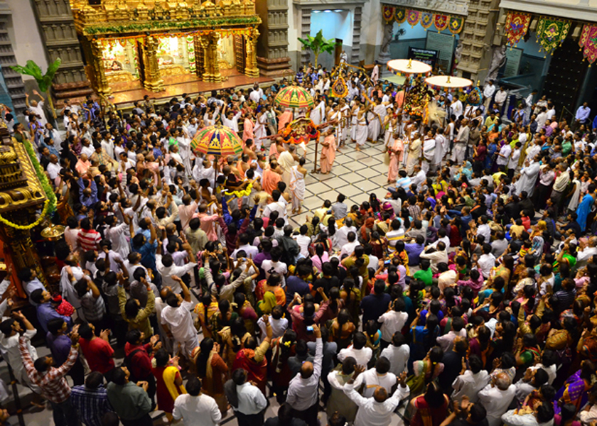 devotees-in-temple1