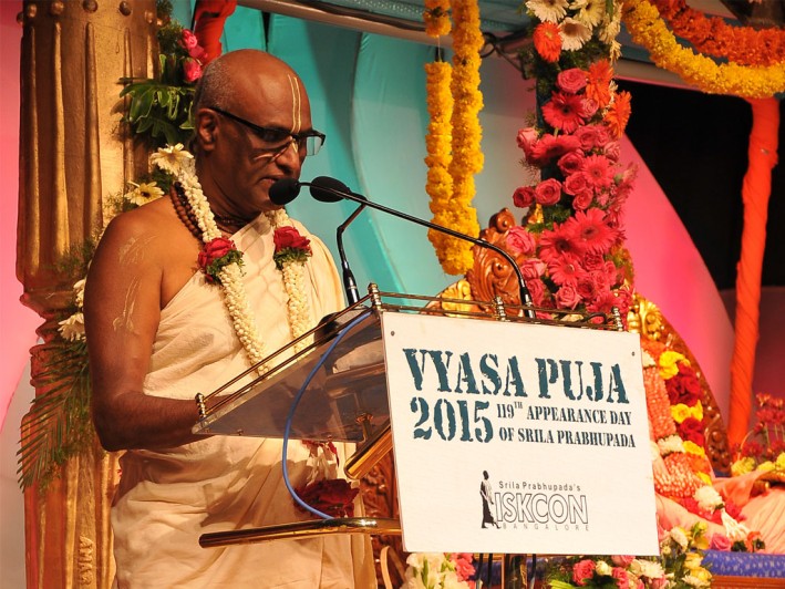 madhu-pandit-dasa-vayasa-puja-offering