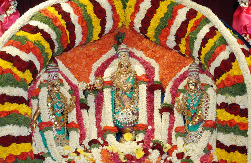 krishna-with-rukmini-and-satyabhama