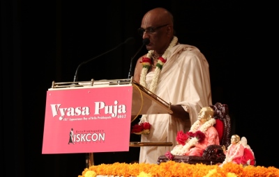 02 Vyasa-Puja-Offering-2017-by-His-Grace-Madhu-Pandit-Dasa