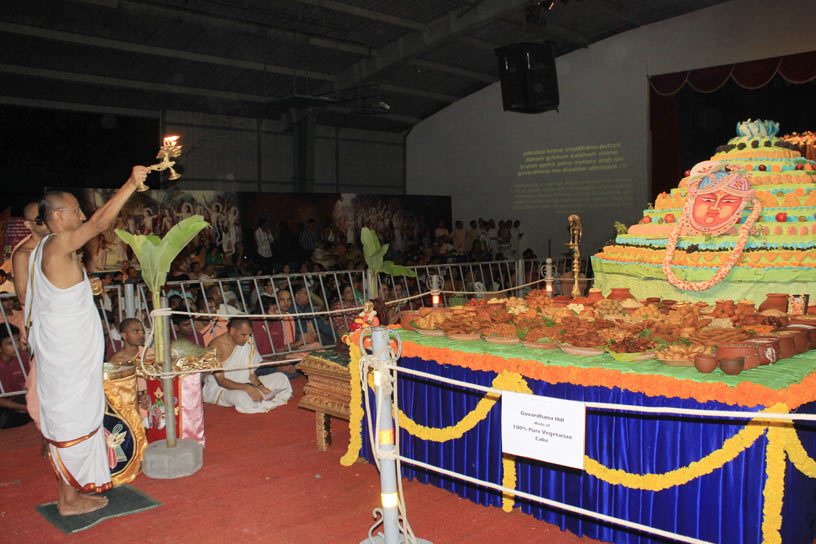 Arati offering to Giri Govardhana