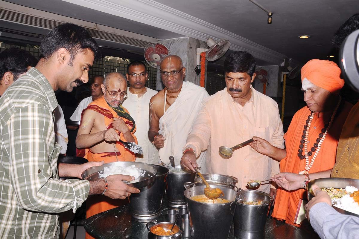 An inaugural scene of the Nitya Annadana program