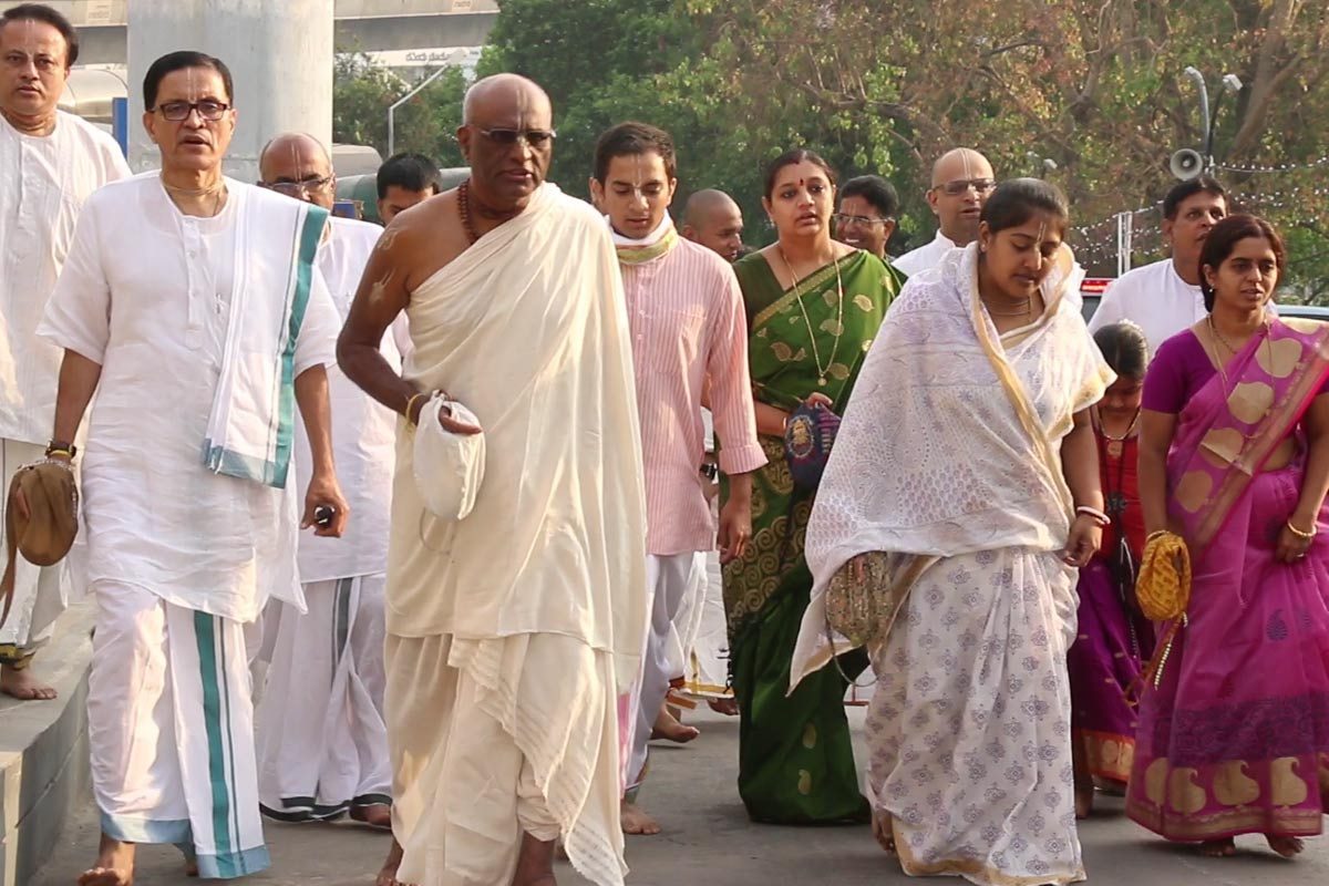 Krishnashraya devotees Chanting