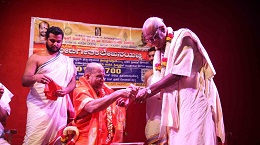 HH Sri Sugunendra Teertha Swami in Iskcon